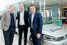 Ein Golf Sportsvan für die Oliver-Kahn-Stiftung: Übergabe durch Thomas Helmer und Sport1-Chef Olaf Schröder. Foto: VW/dpp-AutoReporter